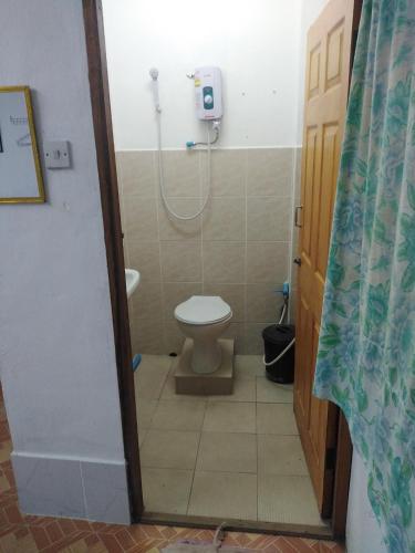 パヤオにあるCheap Sleepのトイレとシャワー付きのバスルーム
