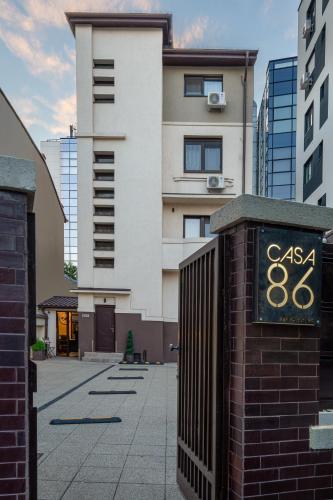 ein Gebäude mit einem Schild davor in der Unterkunft Casa 86 in Bukarest