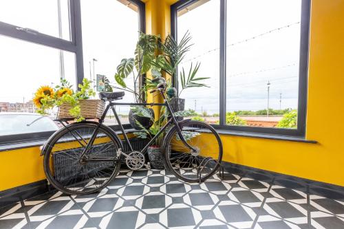 una bicicleta estacionada en una habitación con ventanas en Granada Apartments Berkeley, en Blackpool