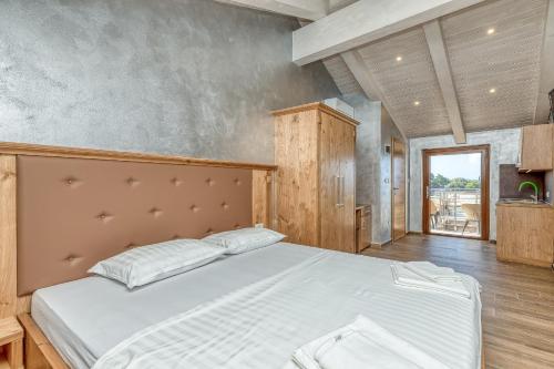 a bedroom with a large white bed in a room at Casa Viktor in Umag
