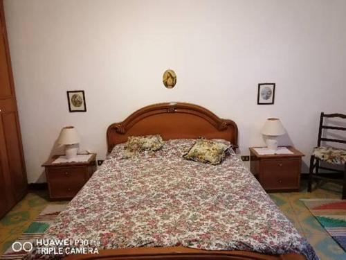 1 dormitorio con 1 cama grande y 2 mesitas de noche en monte penna, en Cardoso