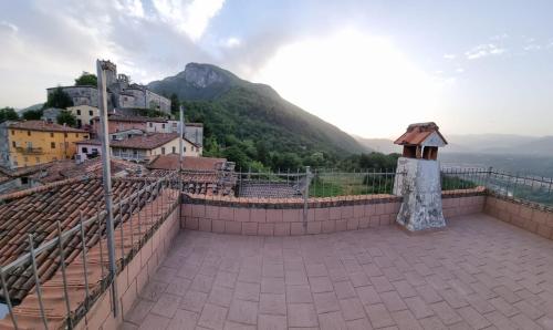 balcón con vistas a la montaña en monte penna, en Cardoso