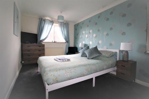 1 dormitorio con 1 cama, vestidor y ventana en 3 Bed House - Garden & Parking - Quiet Cul De Sac en Doncaster