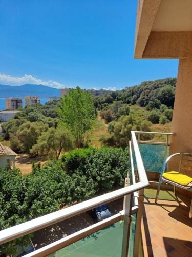 een balkon met uitzicht op de bergen en het water bij appartement vue mer avec parking in Ajaccio