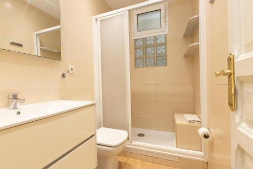 バルセロナにあるApartEasy - Family 4-Bedroom Apartmentのバスルーム(洗面台、シャワー付)