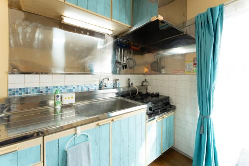 uma cozinha com um lavatório e um fogão em 汐の香 - shio no kaori em Odawara