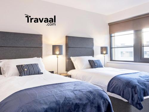 two beds sitting next to each other in a bedroom at Travaal.©om - 2 Bed Serviced Apartment Farnborough in Farnborough