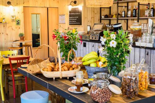 einen Tisch mit Körben mit Obst und Gemüse darauf in der Unterkunft Greet Hotel Evreux Centre - Route de Normandie by Accor in Évreux