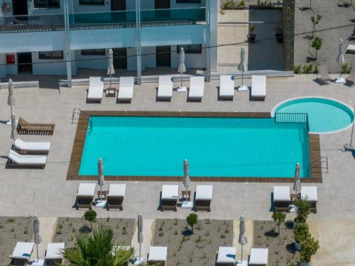 una vista aérea de una piscina en un hotel en Kellys Luxury Apartments en Faliraki