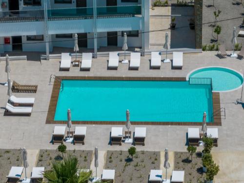 Bazén v ubytovaní Kellys Luxury Apartments alebo v jeho blízkosti