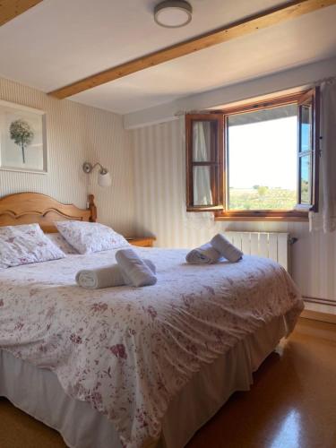 ein Schlafzimmer mit einem großen Bett und einem Fenster in der Unterkunft Casa Rural La Mansion in La Toba