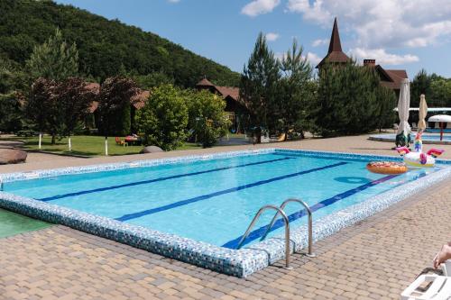 una gran piscina en un complejo en Recreation complex Volnogora en Lisarnya