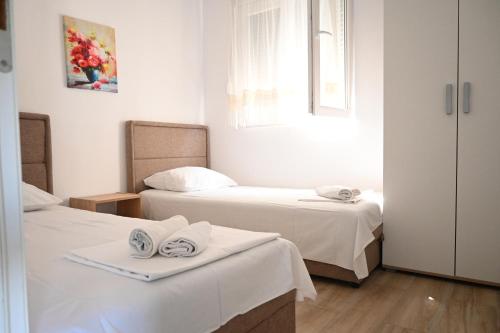 ブドヴァにあるĐuričić Apartmaniのタオルが敷かれたベッドが2つある部屋