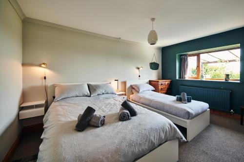 En eller flere senge i et værelse på Brofallen- Spacious pet friendly bungalow with amazing coastal views