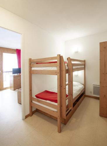 une chambre avec deux lits superposés dans une pièce dans l'établissement Balcons C 026 - PARC NAT VANOISE appart 6 pers, à Termignon