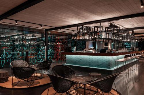 Lounge nebo bar v ubytování QT Perth