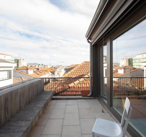 un balcón con vista a una ciudad en Almadina Smart Luxury, en Oporto
