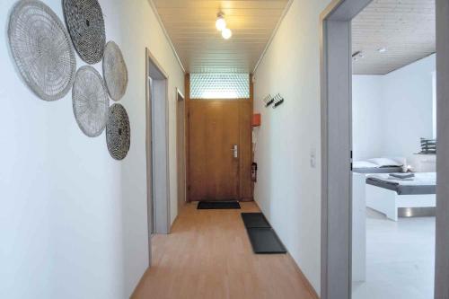 un pasillo con una puerta de madera en una casa en Modern & Spacious Apartment in Lüdenscheid en Lüdenscheid