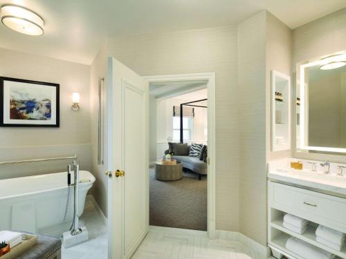 La salle de bains est pourvue d'une baignoire, d'un lavabo et de toilettes. dans l'établissement Fairmont Le Chateau Frontenac, à Québec