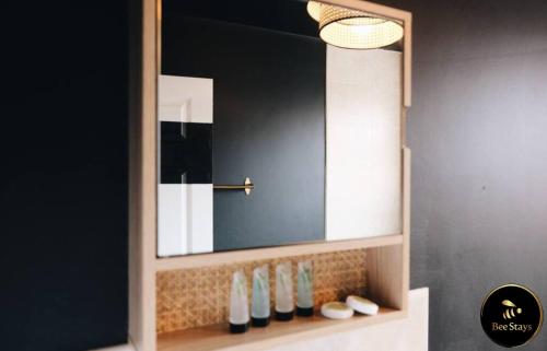 ein Badezimmer mit einem Spiegel und einem Regal mit Schuhen in der Unterkunft Bee Stays - Pickmere House in Warrington