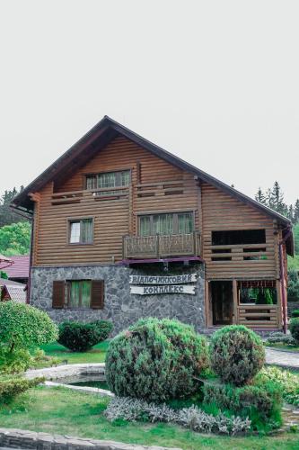 a wooden building with a sign in front of it at Готель Жди ня Єво instagram zhdenievo hotel in Zhdenievo