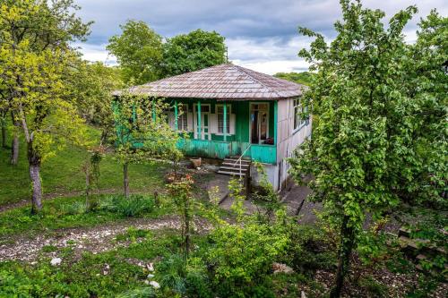 ein kleines Haus inmitten eines Gartens in der Unterkunft Guest House Guliada in Gordi