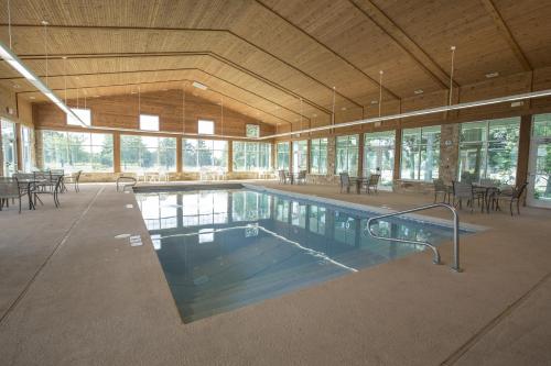 The swimming pool at or near Swan Lake Resort