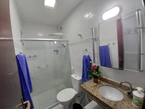 y baño con ducha, aseo y lavamanos. en Village - Condomínio Mansão da Lagoa, en Salvador