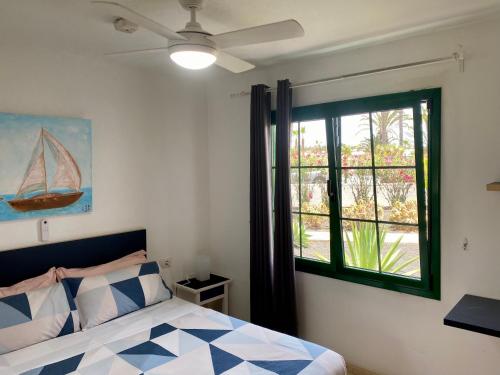 1 dormitorio con cama y ventana en Casa Beatriz, en Playa Blanca