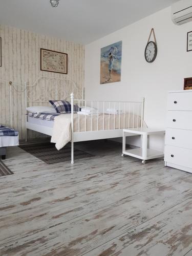 sypialnia z białym łóżkiem i białą komodą w obiekcie Seaside w Gdańsku