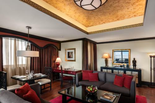uma sala de estar com um sofá e uma mesa em Oaks Ibn Battuta Gate Dubai em Dubai