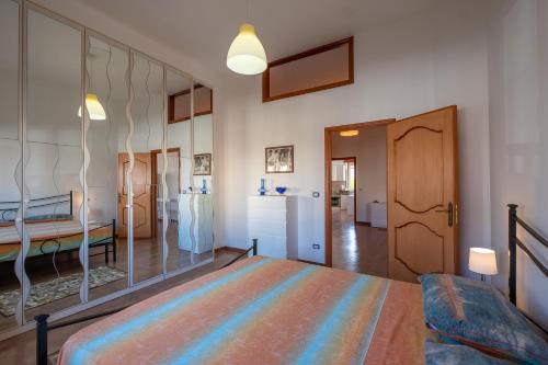 1 dormitorio con 1 cama con espejo grande en Casa Ginevra Salento, en San Cassiano