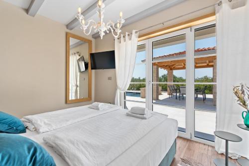 sypialnia z łóżkiem i dużym oknem w obiekcie Villa Grivičić w mieście Nova Vas