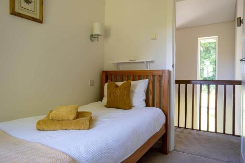 um quarto com uma cama com duas almofadas em Valley View House em Fritham