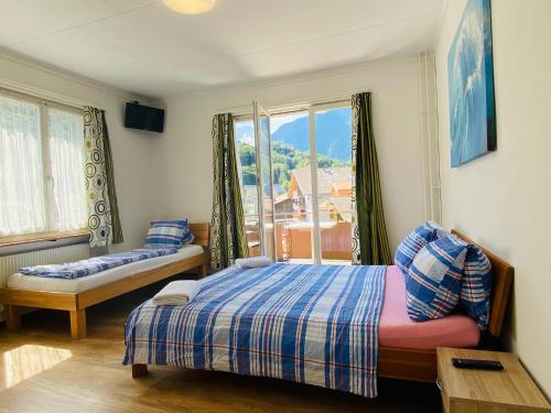 - une chambre avec un lit et une fenêtre avec vue dans l'établissement HOTEL CHRISTINA, à Wilderswil
