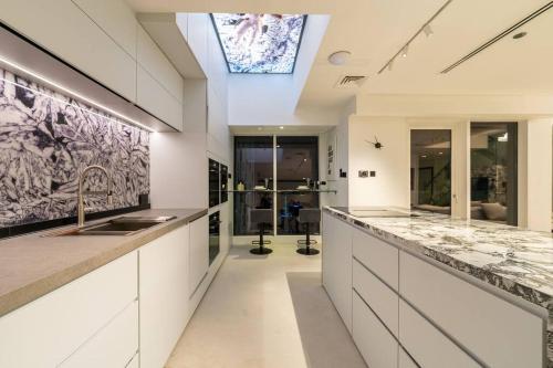 Kuchyň nebo kuchyňský kout v ubytování The Grayciousness Luxury Tech Home Dubai Marina Cayan Tower