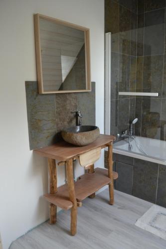 une salle de bain avec un lavabo, un miroir et une baignoire dans l'établissement Escale à Villeperdue chambre SAAREMAA, à La Barillonnerie
