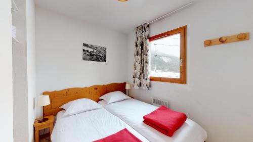 a bedroom with two beds and a window at Les Balcons PROCHE PARC NATIONAL VANOISE appartements 2 pieces 6 pers CABINE in Termignon