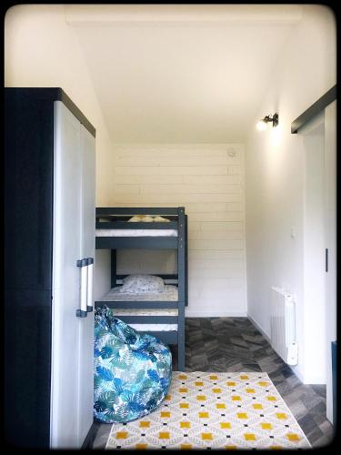 Cette petite chambre comprend des lits superposés et un tapis. dans l'établissement Chez Camille, à Vérines