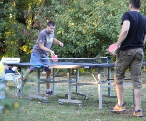 zwei Männer, die Tischtennis an einem Picknicktisch spielen in der Unterkunft Vikendica Drina Hill Loznica in Loznica