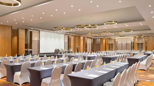 Espace de conférence ou salle de réunion dans l'établissement Holiday Inn & Suites Jakarta Gajah Mada by IHG