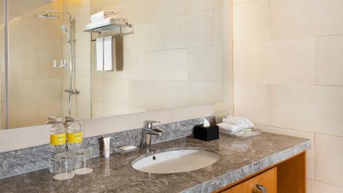 Salle de bains dans l'établissement Holiday Inn & Suites Jakarta Gajah Mada by IHG