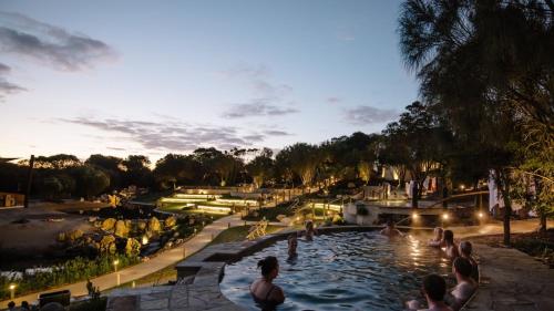 um grupo de pessoas em uma piscina em um parque em Seaford Luxe Beach House 2023 BDC Traveller award winner em Seaford