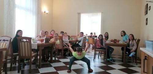 Un grupo de personas sentadas en mesas en una habitación. en Willa Nimfa Pensjonat na wyłączność i apartamenty w centrum, en Szklarska Poręba