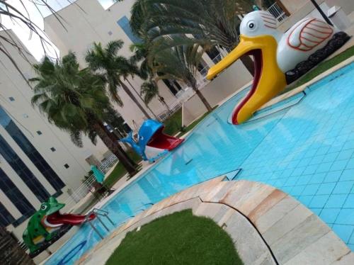 Condomínio Barretos Thermas Park - Flat Parque do Peãoの敷地内または近くにあるプール