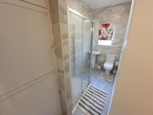 een badkamer met een douche en een toilet bij king Bed Premium luxury suite + Free Parking + Free Fast WiFi in Morley