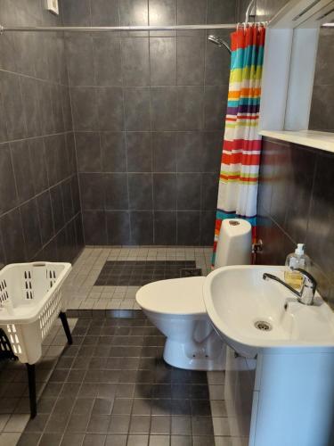 y baño con lavabo, aseo y bañera. en jõekalda kodumajutus, en Häädemeeste