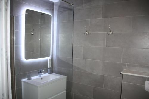uma casa de banho com um WC, um lavatório e um espelho. em Seeblick 8 - Luxus direkt am Hafen von Norddeich em Norddeich
