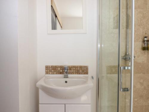 a bathroom with a sink and a shower at Apartment at Morningside Hotel in Torquay