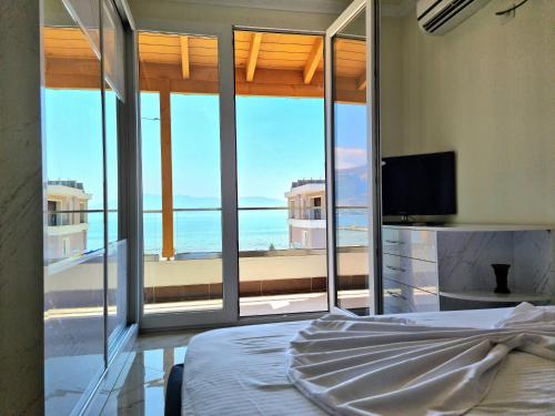 sypialnia z łóżkiem i widokiem na ocean w obiekcie Panoramic Apartment we Wlorze